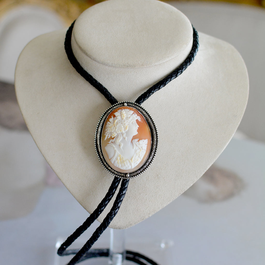 19 th. C. Hand Carved Natural Shell Venetian Cameo Bolo  display picture 3