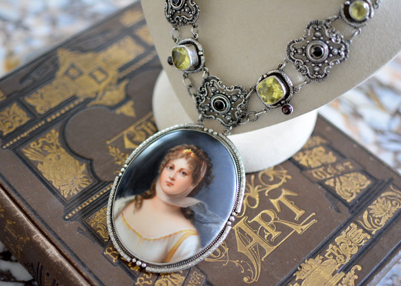 19 th. C. Portrait of Queen Louise Lingerie Necklace with Garnets & Lemon Quartz